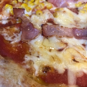 コーンとベーコンエッグのピザ